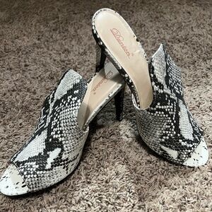 Black and White Sexy Snake Print Women's Heels. Size 9.5. Never worn.